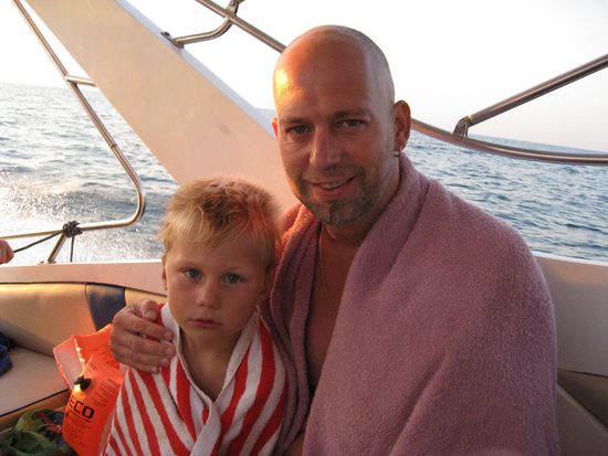 Da es fuer Liam leider keine passende Schnorchelausruestung gab, musste er ueberwiegend tauchen. Das kostete natuerlich sehr viel Kraft und machte mit der Zeit eben auch muede (wie man wohl sehen kann).