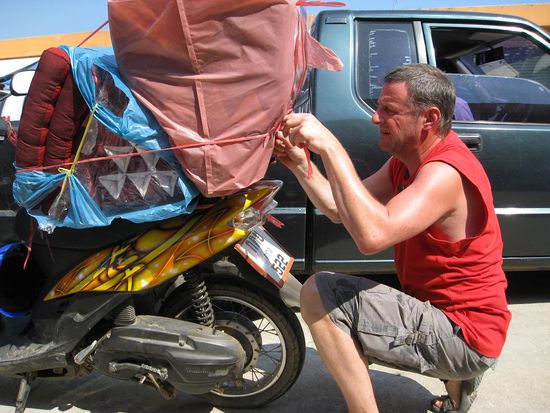 Logistikunternehmen Rentschler.
Mitarbeiter Juergen bereitet gerade die Transportsicherung vor.