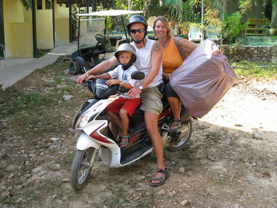 Mit unseren vier Kissen sind wir gut bei unseren Bungalows angekommen.