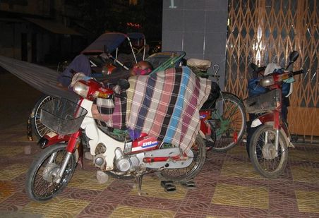 Kaum zu glauben, aber die Motorradtaxis und die Rikschas dienen auch als Schlafgemach.