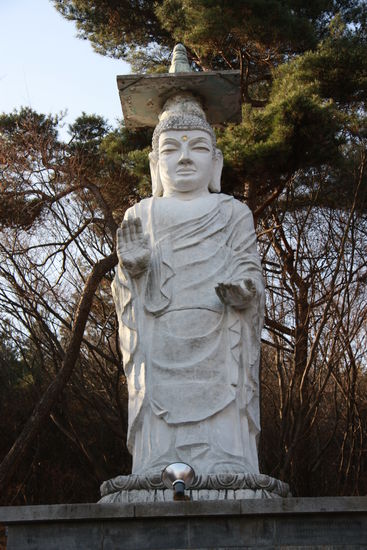 Buddha am Yonggungsa Tempel.