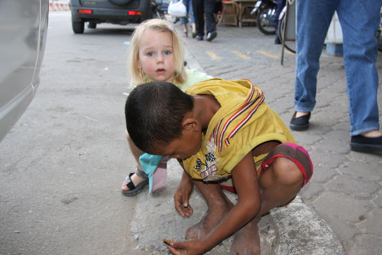 Lynn und ein kambodschanischer Junge welcher gerade mit einer Kakerlacke spielt.