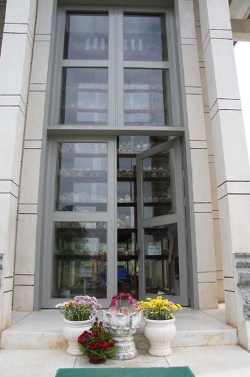 In der Stupa sind eine Vielzahl der Totenkoepfe zur Abschreckung aufbewahrt.