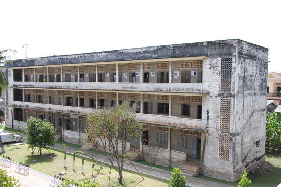 Sicherheitsgefaengnis 21 (Konzentrationslager): 
Das Tuol Sleng Museum (ehemaliges Gymnasium) in Phnom Penh welches als Folterkammer diente.