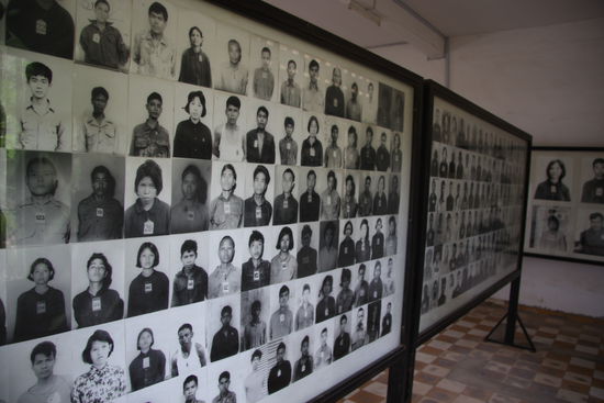 Nur 7 von 14000 inhaftierten ueberlebten die Folterkammern.