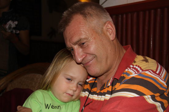 Nach dem Abendessen wurde unsere Lynn ganz schnell muede und kuschelte bei Opa Wolfgang.