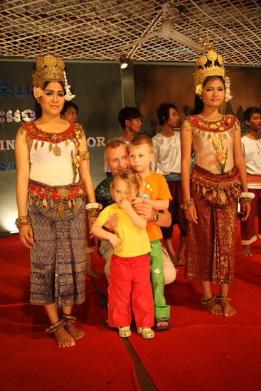 Liam, Lynn und Wolfgang bei den Apsara Taenzerinnen.