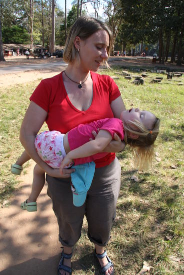 Lynn, fix und fertig (Tempel klettern ist ja so anstrengend!!!