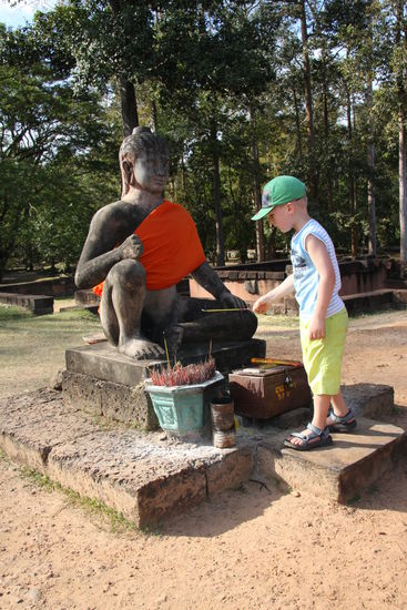 Liam hat es derweilen vorgezogen ein Raeucherstaebchen anzuzuenden und zu Buddha zu beten.