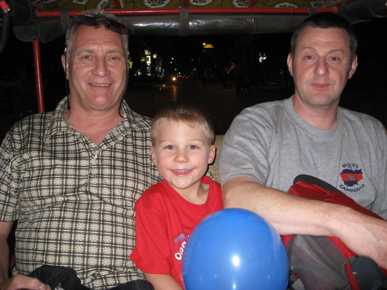 Mit Tuk Tuk fahren koennen wir Liam und Lynn immer wieder eine groesse Freude machen.