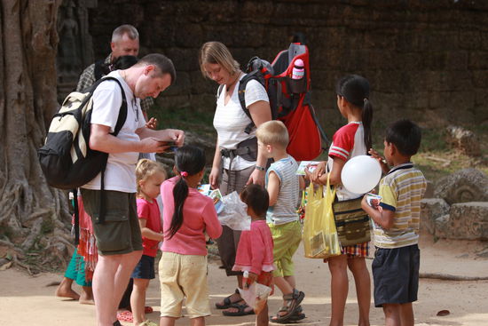 Kambodschanisches Kindergartenfest?
Nee, leider nicht. Die armen Kinder wollen sich beim Verkauf von Postkarten und anderem ein paar Dollar verdienen.