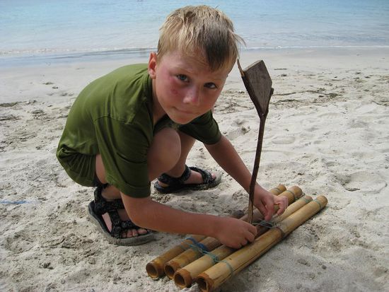 ...... und baut Bambusboote.