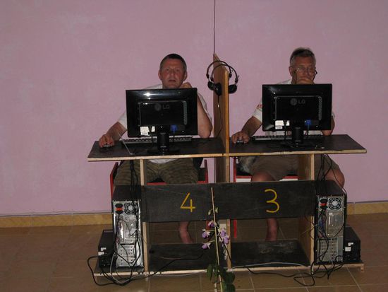 Juergen und Wolfgang im Internet Cafe.