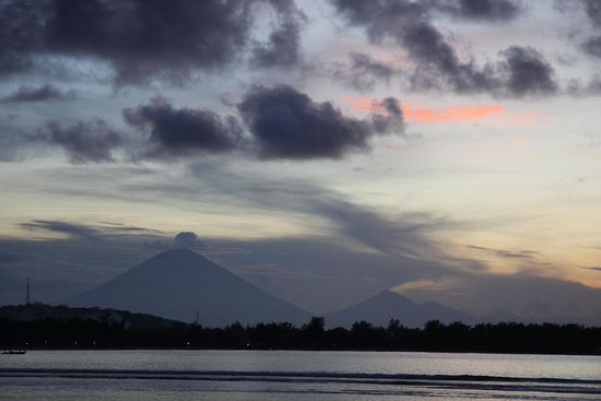 Am Horizont der maechtige Gunung Rinjani