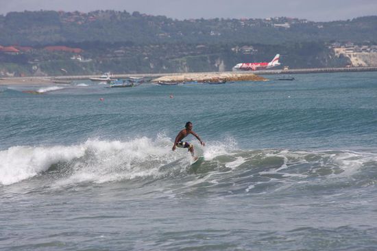 ..... im Hintergrund sieht man die Landebahn von Denpasar.