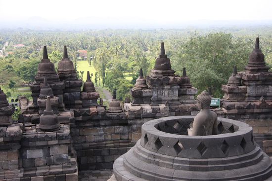 um die Anlage herum befindet sich eine wunderschoen angelegte Parkanlage mit sehr viel gruen.....