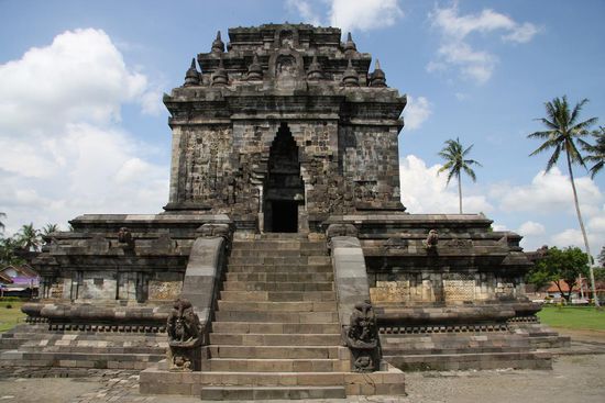 Vortempel vom Borobudur (Candi Mendut)