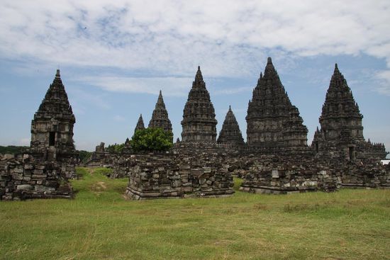 Um die Anlage herum gibt es noch sehr viel Arbeit. Noch ueber hundert Stupas muessen wieder aufgebaut werden.