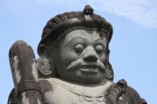 Tempelwaechter am Candi Sewu