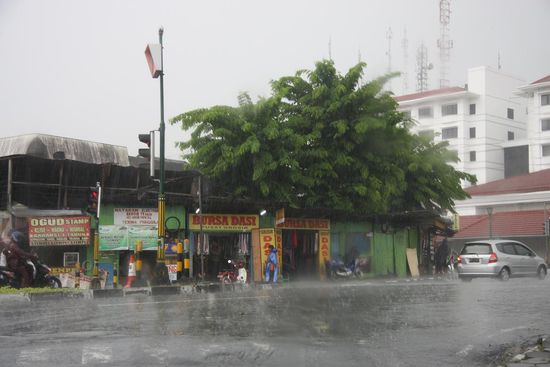 .... und keine Stunde spaeter in Yogyakarta zurueck..... Monsunregen wie wir in fast jeden Tag erleben duerfen.....(und das trotzdem  bei knapp 30 Grad)