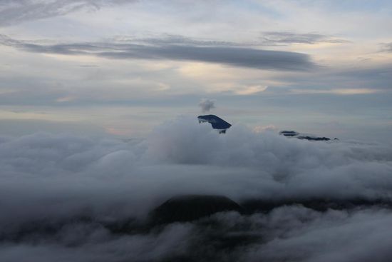 Der Vulkan " Mount Bromo" verschleiert im dichten Nebelmeer.