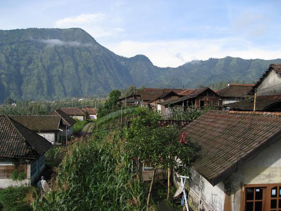 Aussicht von unserem Gaestehaus am Do. 13. Mai. Eine Stunde spaeter war wieder alles vernebelt und es regnete und regnete.....