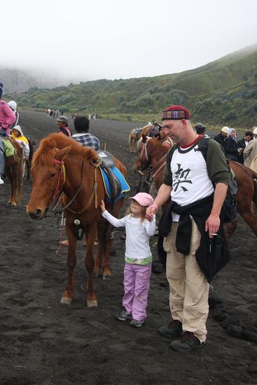 Lynn gibt Pferdchen Streicheleinheiten...