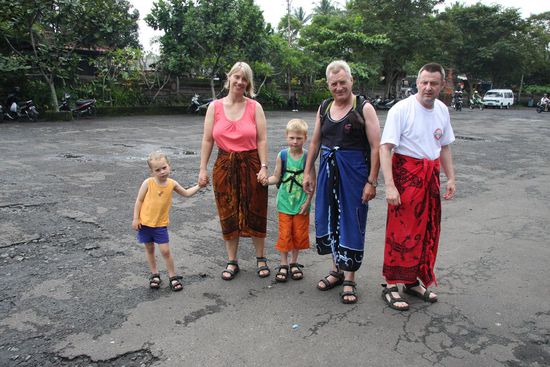 Ausgestattet mit Sarongs (Wickelroecke) begannen wir die Tour am Elefantentempel "Goa Gajah"
