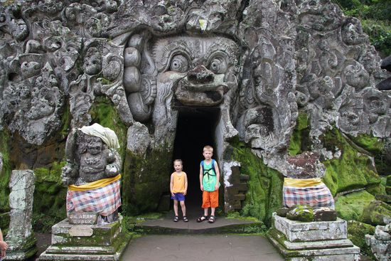 Eingang zur Hoehle wo vor einigen hundert Jahren Einsiedlermoenche lebten.