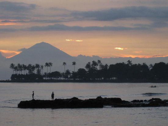 Sonnenuntergang auf Lombok. Im  Hintergrund sieht man schoen den Vulkan Gunung Rinjani.