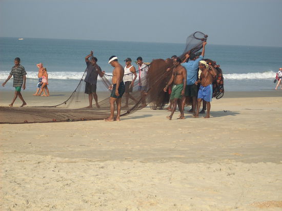 morgens beim Fruestueck am Strand kann man fast immer die Fischer so beobachten