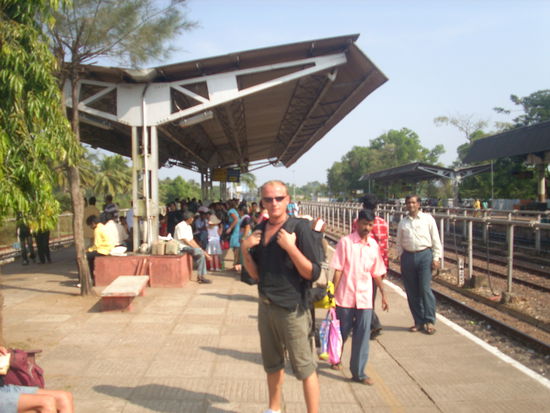 nochmal ich beim warten auf den zug...verspaetungen sin normal...bissel verschwommen, aber schon ein geiler kerl, oder?