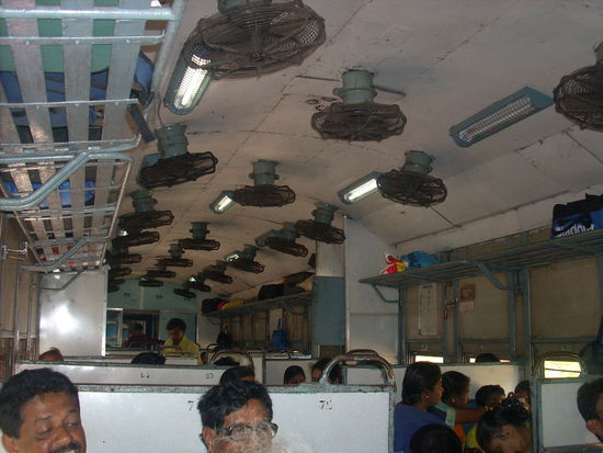 zug von innen, man beachte die menge an Ventilatoren