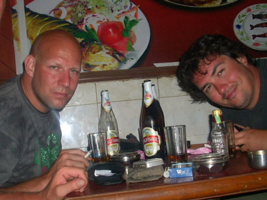 Toto und Danny nach paar Bieren...ist in Gokarna in einer Bar mit Alkohollizenz...lustig anzusehen wie sich die Inder alle einen antrinken