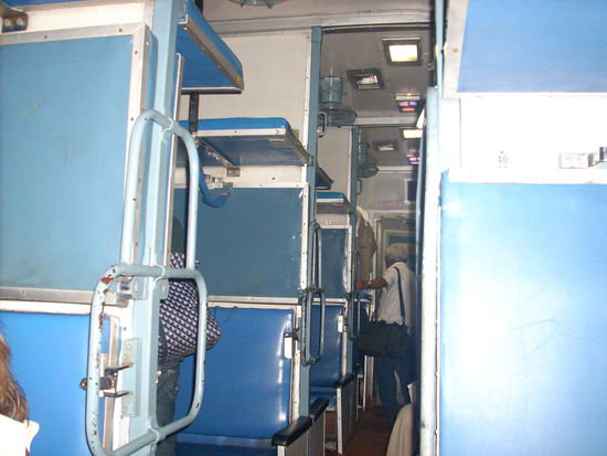 Zug von innen- wenn man das blaue in  der mitte noch aufklappt schlafen drei Personen uebereinander