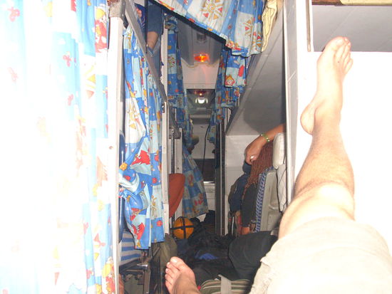 12 stunden Busfahrt in dieser Stellung und auf Indiens Strassen....da spuert man Knochen die man vorher nicht kannte