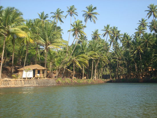 nennt sich Blue Lagoon....ist nur durch eine kleine Sandbank vom Ozean getrennt...und das Wasser ist echt sehr kalt gegenueber dem Ozean...absolut