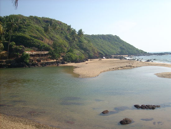 gibt auch keine strasse dahin, nur nen feldweg und dann muss man vom so nen trampelpfad vom berg runtersteigen...