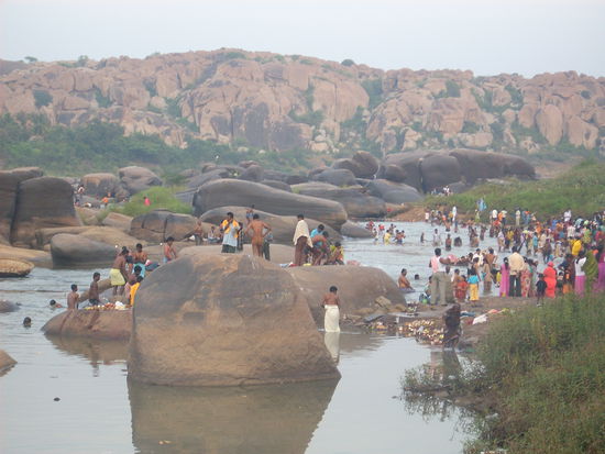 das Wasser ist gefaehrlich?...ne, heilig,,,also rein in die Fluten