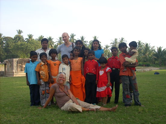 als ich das bild geknipst hatte, kamen sie alle angestuermt um es zu sehen...freuten sich so sehr, das sie uns dann blumen schenkten....