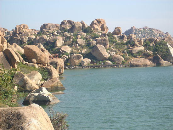 herrlicher See bei Hampi.....inmitten der Steinlandschaft...Johan war Schwimmen, hinterher sagten einige es gibt Krokodile hier....mhhhhh