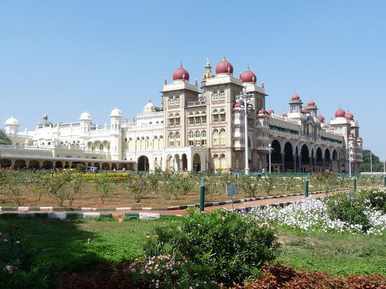 MAHARAJAS PALACE....mitten im stadtzentrum von mysore, echt riesengross und sehr beeindruckend