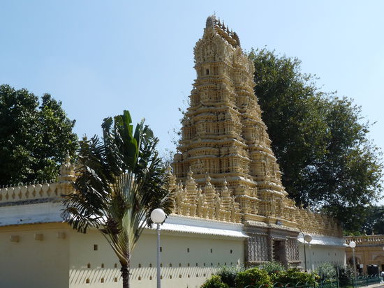 auch zwei Tempel stehen mit auf dem riesigem Gelaende...das von Mauern und wunderschoenen Toren umgeben ist