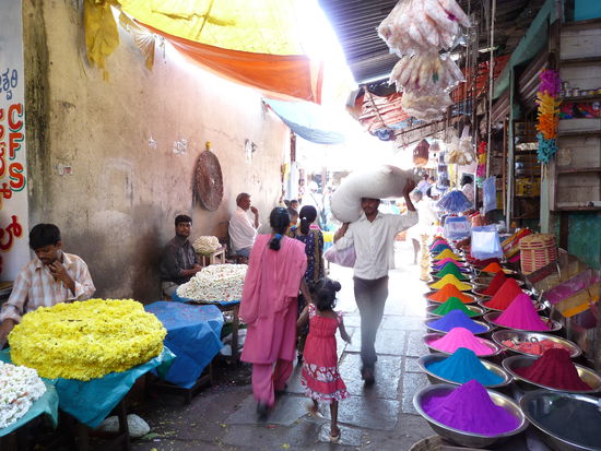 links das sind Blumen, rechts das sind die kumkum (farbiges Puder, das fuer die Bindi-Punkte auf der stirn von verheirateten Frauen und anere religioese rituale verwendet wird)