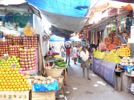 unmengen jeder art von fruechten und gemuesse.........immer total fein aufgestapelt