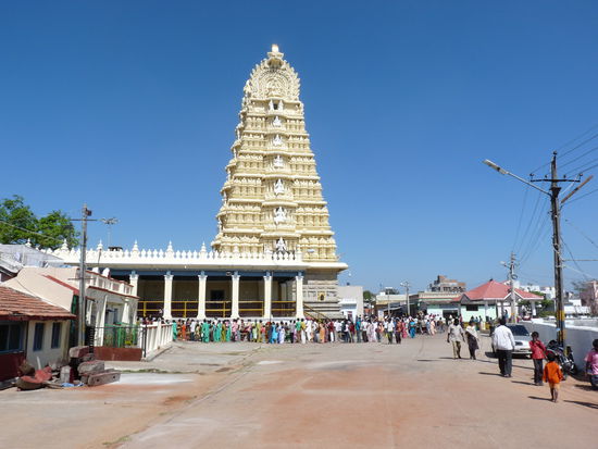 der SRI-CHAMUNDESWARI-TEMPEL....liegt auf dem 1062 meter hohem Chamundi Hill, der genau an den Stadtgrenzen beginnt