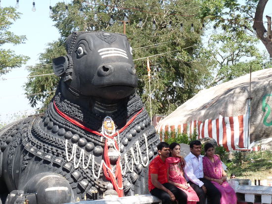 auch auf dem weg hinab....ein 5 meter hoher NANDI (Shivas Reitbulle).....einer der groessten seiner art in ganz indien