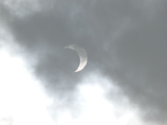 vor kurzem war hier mittags sonnenfinsternis...war bewoelkt, also bekam ich kein besseres bil