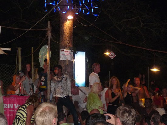 auch auf dem nachtmarkt, ist shoppen und party in einem....spielen auch oft sehr bekannte djs da