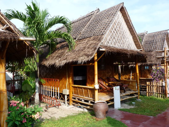 das ist mein Bungalow hier auf Ko Phi Phi....Doppelbett, Ventilator und eigenes Bad, alles was man braucht....